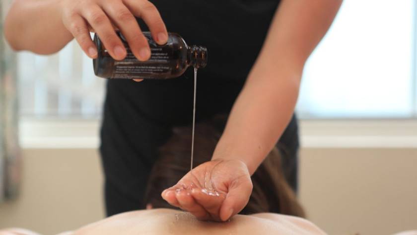 using-essential-oil-in-massage